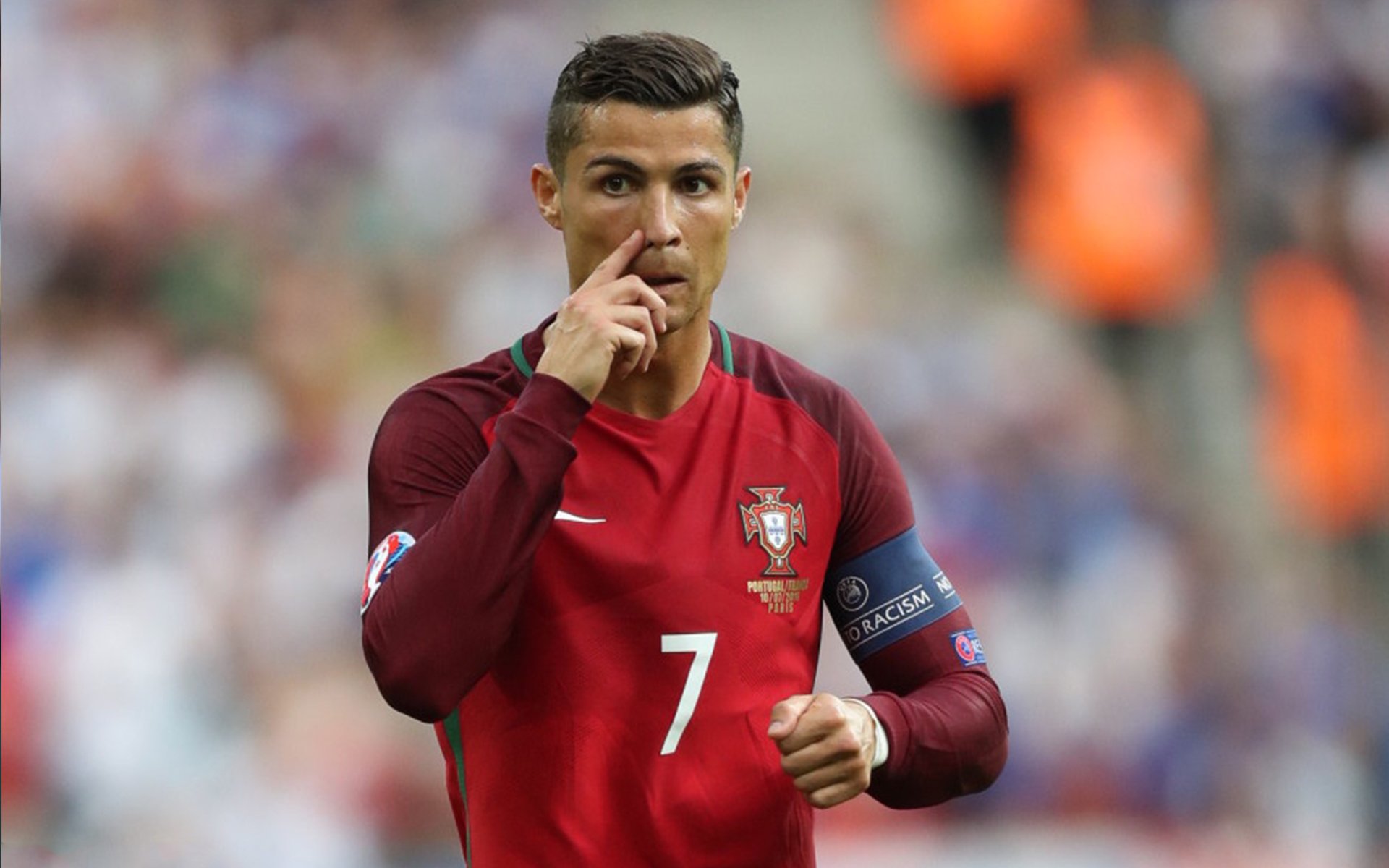 城市CBD中午30分钟快走打卡 白领利用午休走出办公楼